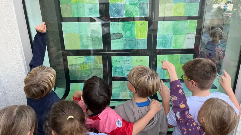 Kinder präsentieren Kunstwerke bei Bürobedarf Bitau
